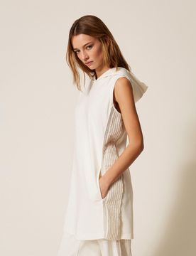 Robe courte avec empiècements plissés et dentelle