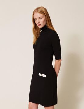 Robe courte en maille rayée