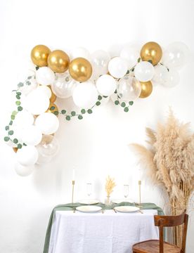 Teiliges Ballonbogen-Set Weiß + Gold mit Eukalyptus-Zweigen