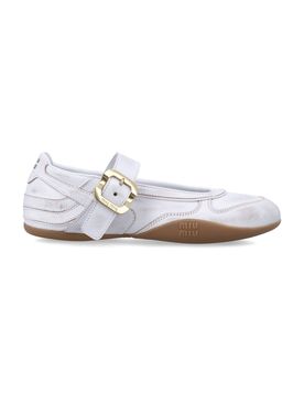 Classic Retro-Inspired Ballerinas with Chic Buckle Detail
