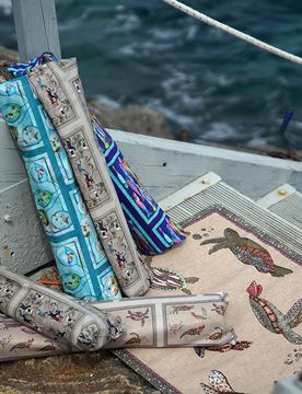 Tappeto beige 52x120cm in materiale riciclato a stampa tartarughe marine e riquadro effetto sabbia