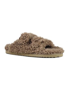 Slippers color cammello in ecopelliccia effetto shearling con doppia fascetta e fibbie trasparenti