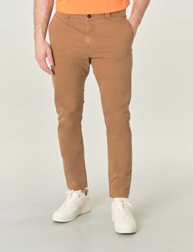 Pantalone chino tapered cammello in gabardina di cotone stretch