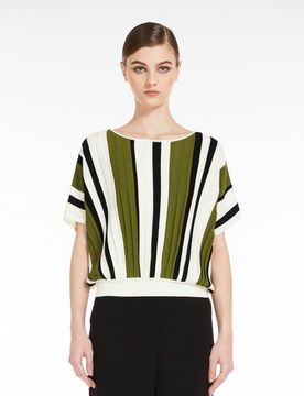 Maglia in misto viscosa a motivo a righe verde e bianche a coste con scollo a barchetta e maniche corte