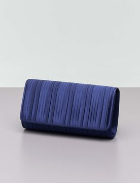 Pochette a busta blu in raso plissè con patta di chiusura e tracolla catena dorata