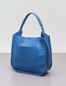 Hobo bag blu China in pelle martellata con impunture a contrasto e tracolla removibile