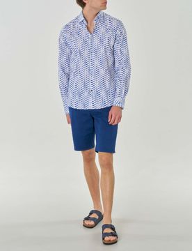 Camicia bianca in seersucker di puro cotone con fantasia a onde blu royal e colletto aperto alla francese