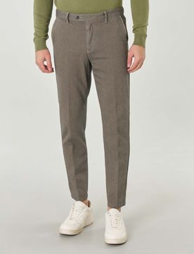 Pantaloni chino color noce slim-fit in tessuto armaturato di cotone stretch