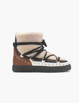 Boot Sneaker Curly Rock in pelle liscia cuoio, bianca e nera con tomaia in sheraling e borchie applicate