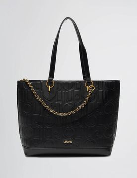Shopping bag nera in similpelle con motivo logo a rilievo all over embossed e catena decorativa intarsiata