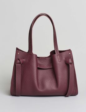 Borsa bordeaux misura grande in pelle martellata con inserto abbinato a nodi e impunture a contrasto