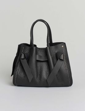 Borsa nera piccola in pelle martellata con inserto abbinato a nodi e impunture a contrasto