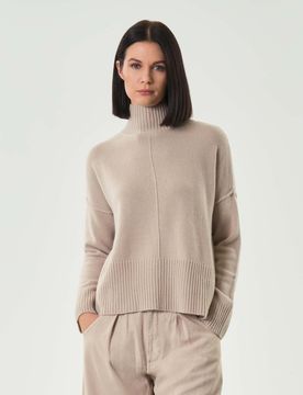Maglia boxy beige in puro cashmere con collo alto e nervature a rilievo