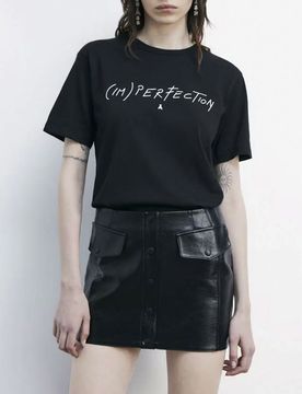 T-shirt nera Partrizia Pepe con scritta logo (IM)PERFECTION bianca stampata sul davanti
