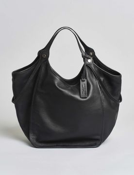 Borsa a spalla grande in pelle martellata nera con profili in pelle tono su tono