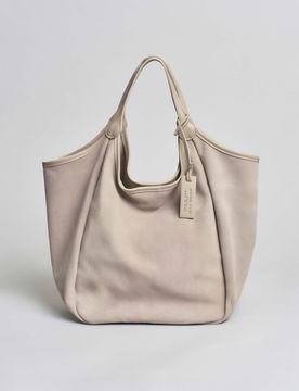 Borsa a spalla in pelle scamosciata beige con profili in pelle tono su tono