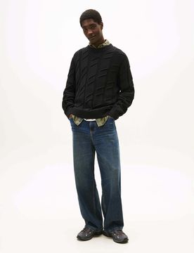 Maglione girocollo nero in cotone con lavorazione a treccia e logo bandiera