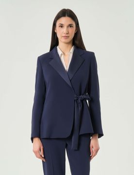 Blazer blu in crepe con chiusura asimmetrica con fiocco da annodare e pince