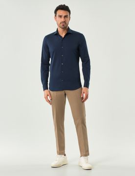 Pantalone chino Conduit nocciola in gabardina di cotone stretch carrot-fit