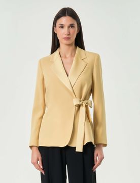 Blazer giallo in crepe con chiusura asimmetrica con fiocco da annodare e pince