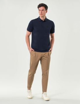 Pantaloni chino caramello in gabardina tinto pezza stretch con pinces in vita