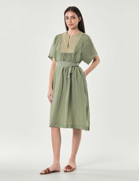 Abito midi verde militare in ramié a mezze maniche con cintura da annodare