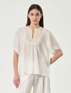 Blusa a mezze maniche bianca in ramié con ricamo dorato sul petto e arricciatura