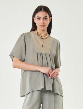 Blusa a mezze maniche grigia in ramié con ricamo dorato sul petto e arricciatura