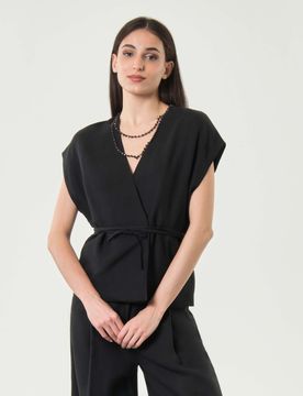 Gilet svasato nero con scollo a V incrociato e laccetto in vita