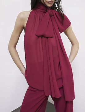 Blusa fluida rubino in georgette con fusciacca e arricciatura sul collo