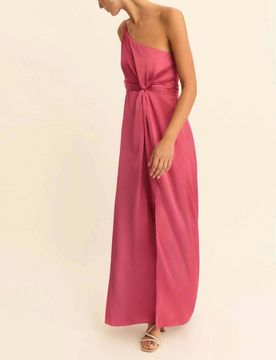 Abito lungo monospalla fucsia in raso stretch con nodo in vita e spacco frontale