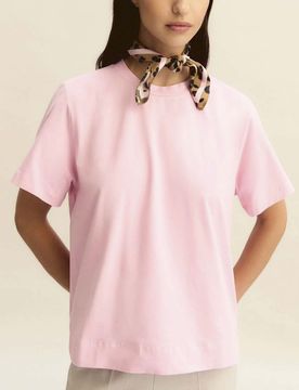 T-shirt girocollo rosa in cotone stretch con foulard stampato e spacchi laterali