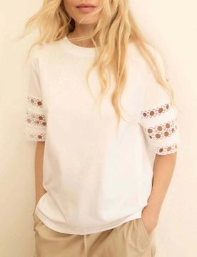 T-shirt girocollo bianca in jersey con intarsio ricamato sulle maniche