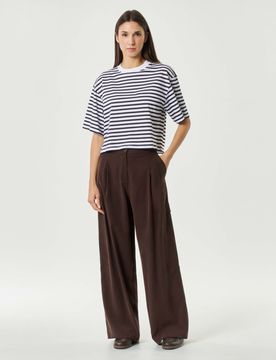 Pantaloni cargo marroni in tencel con passanti per cintura e pince su fronte e retro