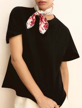 T-shirt girocollo blu in cotone stretch con foulard stampato e spacchi laterali