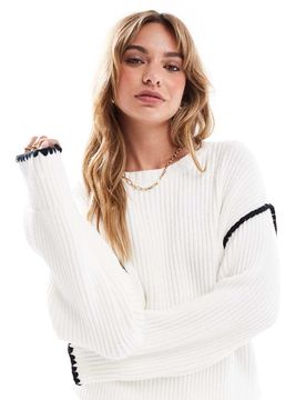 Strickpullover in Cremeweiß mit kontrastierender Ziernaht und abfallender Schulterpartie Weiß 34