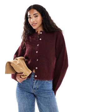 Lofty Luxe - Strickjacke in dunklem Granatapfelrot mit Rundhalsausschnitt Rot L