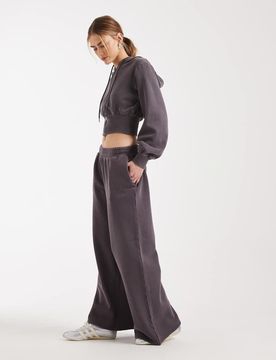 Weit geschnittene Fleece-Jogginghose in Violettgrau Grau 38