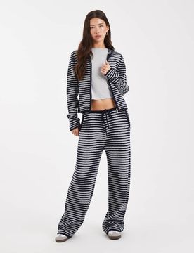 Gerade geschnittene Strickhose mit Streifen in Blau und Grau-Rosa Rosa L
