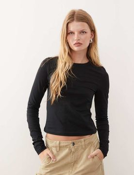 Langärmliges, figurbetontes T-Shirt in Schwarz Schwarz M