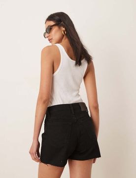 Jeans - Mom-Shorts in schwarzer Waschung mit offenem Saum Schwarz W32
