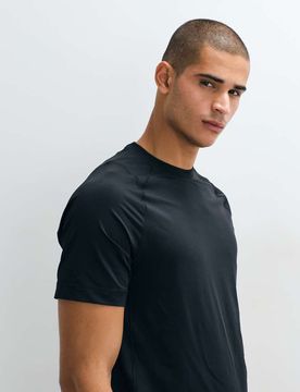 YPB - Schmal geschnittenes Workout-T-Shirt in Schwarz Schwarz M