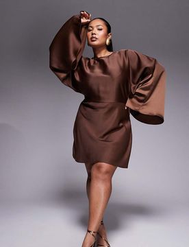 ASOS DESIGN Curve - Combishort structuré à manches chauve-souris avec jupe-short - Chocolat-Marron 52