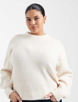 ASOS DESIGN Curve - Gerippter Pullover in Cremeweiß mit Rundhalsausschnitt Weiß 2XL