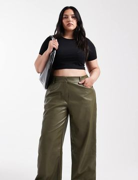 Curve - Maskuline Hose aus Kunstleder in Waldgrün mit niedrigem Bund Grün 52