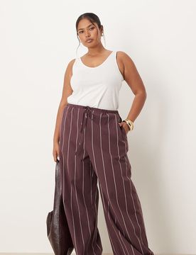 ASOS DESIGN Curve - Pantalon large à rayures - Bordeaux-Rouge 3XL
