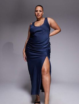 ASOS DESIGN Curve - Robe longue en satin et mousseline mélangés à encolure dégagée et jupe drapée superposée - Bleu marine 52