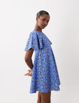 Gesmoktes Mini-T-Shirt-Kleid in Blau mit Blümchenmuster-Mehrfarbig Mehrfarbig 34