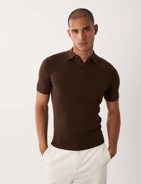 Fein geripptes Basic-Polohemd aus Strick in Braun mit körperbetontem Schnitt Braun L