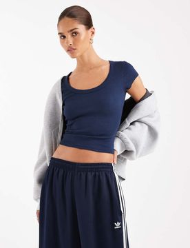 Knapp geschnittenes T-Shirt in Marineblau mit U-Ausschnitt Marineblau XS